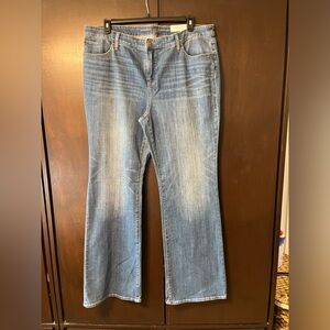 NWT Chicos so slimming girlfriend flare 3.5T. Tall inseam